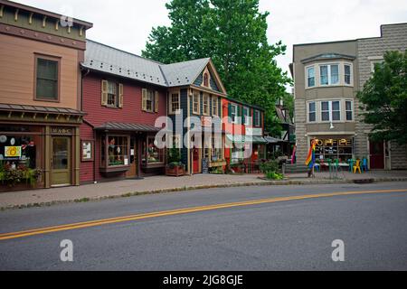 Blick auf die Straße auf malerische, historische Gebäude in der Vorstadt von Frenchtown, New Jersey, -05 Stockfoto