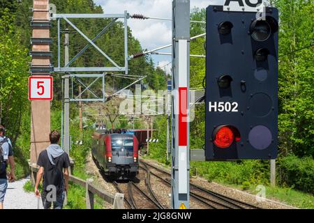 Semmering, Bahnlichtsignal, Rotlicht, 2 Züge, Semmeringbahn, Wanderer in den Wiener Alpen, Niederösterreich, Österreich Stockfoto