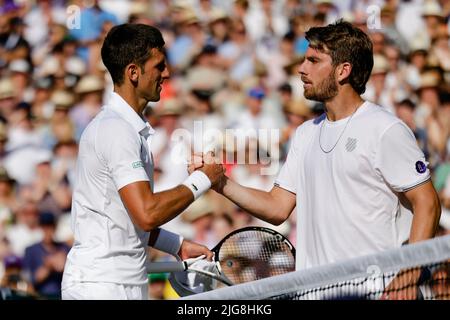 London, Großbritannien, 8.. Juli 2022: Cameron Norrie (R) aus Großbritannien und Novak Djokovic aus Serbien sprechen im Internet beim All England Lawn Tennis and Croquet Club in London. Kredit: Frank Molter/Alamy Live Nachrichten Stockfoto