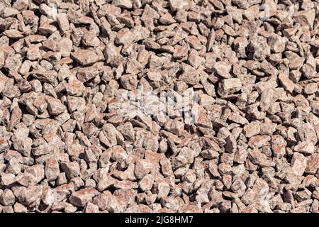 Goiania, Goiás, Brasilien – 08. Juli 2022: Detail der Textur mehrerer verstreuter Kies, die den Boden bedecken. Baumaterialien. Stockfoto