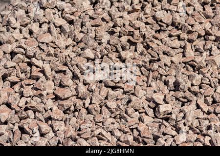 Goiania, Goiás, Brasilien – 08. Juli 2022: Detail der Textur mehrerer verstreuter Kies, die den Boden bedecken. Baumaterialien. Stockfoto