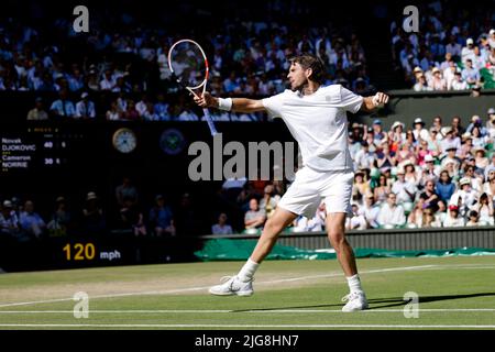 London, Großbritannien, 8.. Juli 2022: Cameron Norrie aus Großbritannien ist während der Wimbledon Championships 2022 im All England Lawn Tennis and Croquet Club in London im Einsatz. Kredit: Frank Molter/Alamy Live Nachrichten Stockfoto