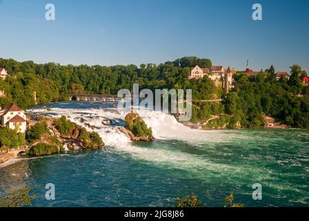 Abend am Rheinfall-Wasserfall in Neuhausen bei Schaffhausen in der Nordschweiz Stockfoto