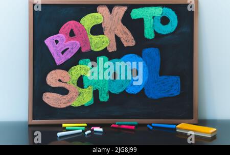 Zurück zur Schule Briefe Zeichen auf einer Tafel geschrieben Stockfoto