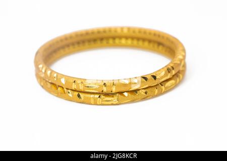 Gold Schmuck Armband isoliert auf weißem Hintergrund. Schmuck Gold Halsketten Ringe Armbänder Uhren Reichtum, Stockfoto