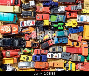 Verschiedene Plastikspielzeuge (Autos & Lastwagen) auf dem Flohmarkt in Hannover (Nr. 40) Stockfoto