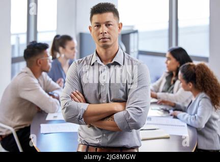 Sie wetten, ich bin zuversichtlich, ich habe es verdient. Aufnahme eines jungen Geschäftsmannes bei der Arbeit. Stockfoto
