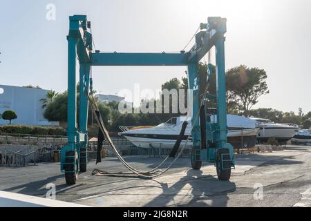 Cala d'Or, Spanien; 25 2022. juni: Blick auf den Yachthafen von Cala d'Or bei Sonnenuntergang an einem sonnigen Sommertag. Insel Mallorca, Spanien Stockfoto