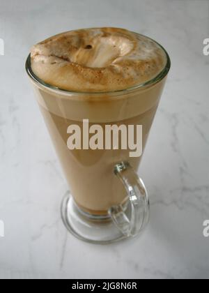 Große Tasse frischen Kaffee Latte auf dem Tisch Stockfoto