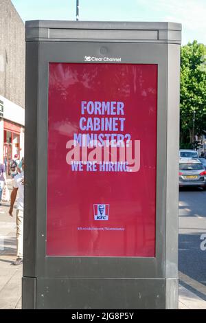 Wood Green, London, Großbritannien. 8.. Juli 2022. KFC-Werbung, in der die Minister des Kabinetts vor dem Rücktritt von Premierminister Boris Johnson verspottet wurden. Kredit: Matthew Chattle/Alamy Live Nachrichten Stockfoto