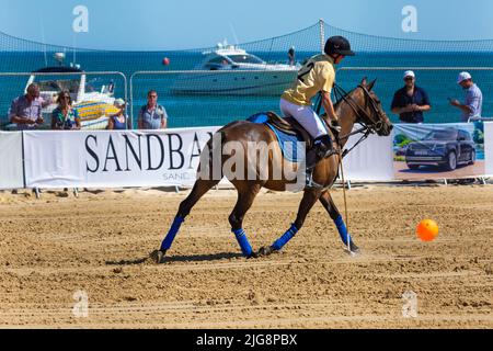 Sandbanks, Poole, Dorset, Großbritannien . 8.. Juli 2022. Die Sandpolo British Beach Polo Championships beginnen an einem heißen, sonnigen Tag am Strand von Sandbanks in Poole. Anlässlich des 15.-jährigen Bestehens die zweitägige Veranstaltung, die als größte Strandpoloveranstaltung der Welt stattfindet, findet am Freitag und Samstag statt, während Besucher sich am Strand die Action ansehen. Quelle: Carolyn Jenkins/Alamy Live News Stockfoto