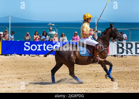 Sandbanks, Poole, Dorset, Großbritannien . 8.. Juli 2022. Die Sandpolo British Beach Polo Championships beginnen an einem heißen, sonnigen Tag am Strand von Sandbanks in Poole. Anlässlich des 15.-jährigen Bestehens die zweitägige Veranstaltung, die als größte Strandpoloveranstaltung der Welt stattfindet, findet am Freitag und Samstag statt, während Besucher sich am Strand die Action ansehen. Quelle: Carolyn Jenkins/Alamy Live News Stockfoto