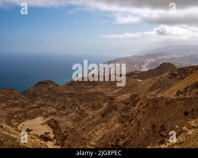 Entlang der Küstenstraße 42, zwischen Hasik und Ash Shuwaymiyyah, Oman. Stockfoto