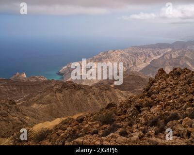 Entlang der Küstenstraße 42, zwischen Hasik und Ash Shuwaymiyyah, Oman. Stockfoto