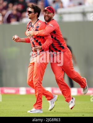 Tim David von Lancashire (links) feiert den Kampf gegen Adam Rossington von Essex (nicht abgebildet) beim Viertelfinalspiel Vitality Blast T20 im Emirates Old Trafford, Manchester. Bilddatum: Freitag, 8. Juli 2022. Stockfoto