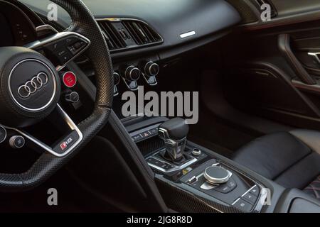 Cala d'Or, Spanien; 25. juni 2022: Cabrio-Sportwagen Audi R8 rot, geparkt in der Marina von Cala d'Or, Spanien Stockfoto