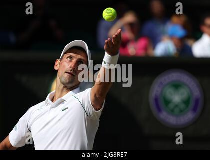 8.. Juli 2022, All England Lawn Tennis and Croquet Club, London, England; Wimbledon Tennisturnier; Novak&#xa0; Djokovic (SRB) dient Cameron Norrie (GBR) Stockfoto