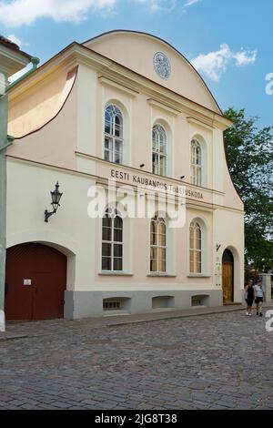 Tallinn, Estland. Juli 2022. Außenansicht des Gebäudes der estnischen Industrie- und Handelskammer auf dem Hügel im Stadtzentrum Stockfoto