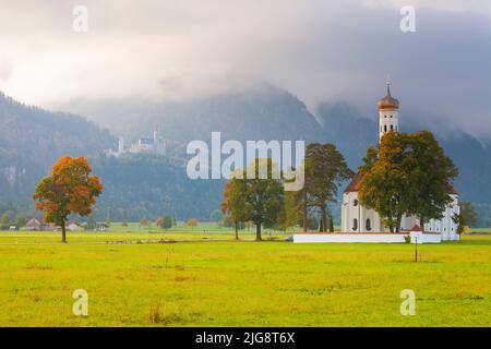 St. Koloman Kirche mit Schloss Neuschwanstein im Hintergrund, bei Füssen, Allgäu, Bayern, Deutschland Stockfoto