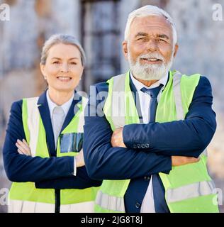 Jeder Erfolg beginnt mit der Entscheidung, es zu versuchen. Aufnahme von Ingenieuren, die mit gefalteten Armen auf einer Baustelle stehen. Stockfoto