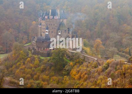 Schloss Eltz im Herbst, Wierschem, Mayen-Koblenz, Rheinland-Pfalz, Deutschland Stockfoto