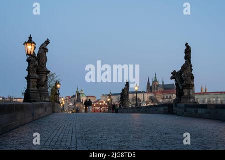 Karlsbrücke am Morgen, Prager Burg, Hradcany, Prag, Tschechische Republik Stockfoto