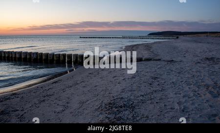 Sonnenuntergang an der Ostsee, Wellenbrecher, Vitte, Hiddensee-Insel, Mecklenburg-Vorpommern, Deutschland Stockfoto