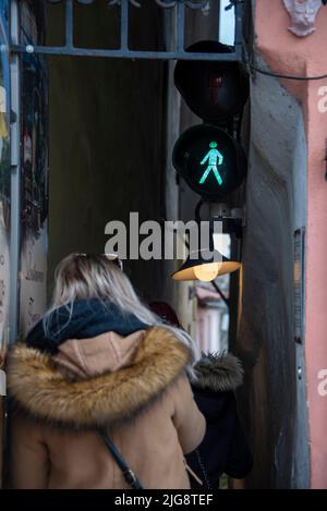 Schmale Gasse in Prag, Ampel regelt Fußgängerverkehr, Prag, Tschechische Republik Stockfoto