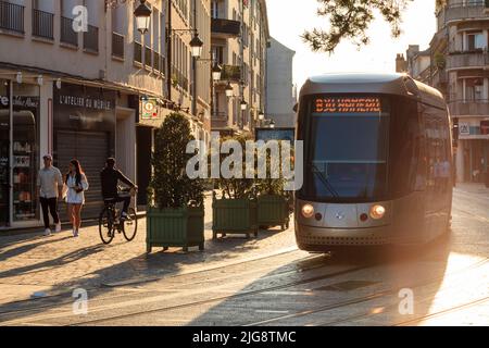 Frankreich, Loire-Tal, Loiret Department, Orléans, Straßenszene, Abendlicht Stockfoto