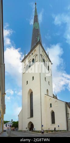 Tallinn, Estland. Juli 2022. Außenansicht der Kirche St. Olav im Stadtzentrum Stockfoto