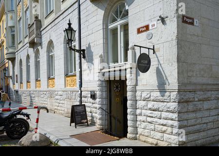 Tallinn, Estland. Juli 2022. Außenansicht des Museumsgebäudes der KGB-Gefängniszellen in der Innenstadt Stockfoto