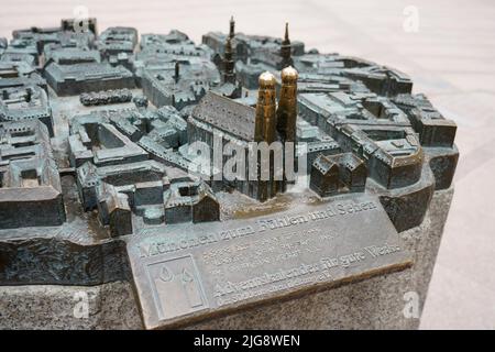 Deutschland, Bayern, München, Frauenkirche, Frauenplatz, Miniaturmodell, Bronze taktiles Modell für Sehbehinderte Stockfoto