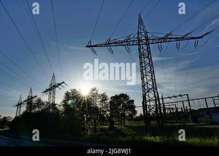 Deutschland, Bayern, Oberbayern, Neuötting, Wasserkraftwerk, Strommasten, Transformatoren, Abend Stockfoto