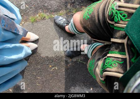 Füße eines Paares in Tracht von oben, Lederhosen, Dirndl, Paar, Tracht, bayern, oberbayern, traditionell Stockfoto