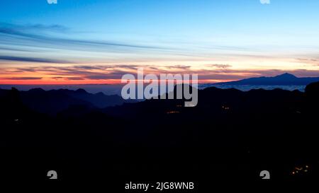 Spanien, Kanarische Inseln, Gran Canaria, Zentralmassiv, Sonnenuntergang, Blick nach Westen nach Teide auf Teneriffa, Dämmerung, blauer Himmel Stockfoto