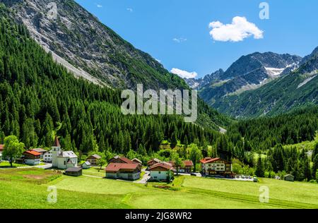 Idyllisches Bergdorf Boden (Lechtaler Auszeitdorf Pfafflar) an einem sonnigen Sommertag vor wilden Felsenbergen. Lechtaler Alpen, Tirol, Österreich Stockfoto