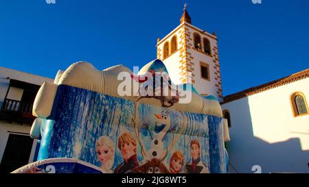 Spanien, Kanarische Inseln, Fuerteventura, Betancuria, alte Hauptstadt, Altstadt, Iglesia de Santa Maria de Betancuria, Hüpfburg, Eiskönigin, blauer wolkenloser Himmel Stockfoto