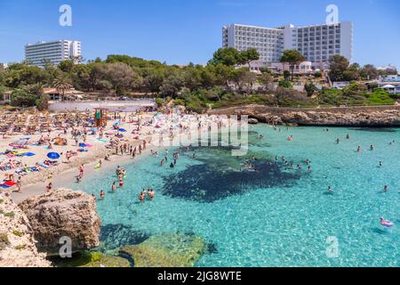 Spanien, Balearen, Mallorca, Gemeinde Manacor, Cales de Mallorca, Strand von Cala Domingos Gran, Luftaufnahme Stockfoto