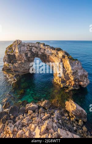 Spanien, Balearen, Mallorca, Santanyi. Es Pontas oder Mirador Es Pontas, ein natürlicher Felsbogen neben den Klippen an der Südostküste Stockfoto