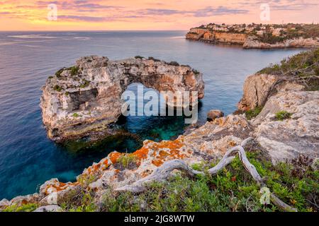Spanien, Balearen, Mallorca, Santanyi. Es Pontas oder Mirador Es Pontas, ein natürlicher Felsbogen neben den Klippen an der Südostküste Stockfoto