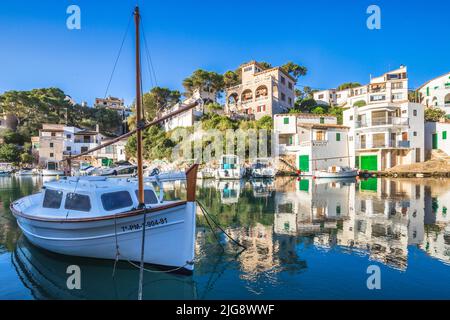 Spanien, Balearen, Mallorca, Bezirk Santanyí, Cala Figuera. Traditionelle Häuser am Wasser im Fischerhafen Stockfoto