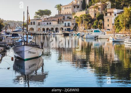 Spanien, Balearen, Mallorca, Bezirk Santanyí, Cala Figuera. Traditionelle Häuser am Wasser im Fischerhafen Stockfoto