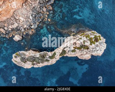 Spanien, Balearen, Mallorca, Santanyi. Es Pontas oder Mirador Es Pontas, ein natürlicher Felsbogen neben den Klippen an der Südostküste Stockfoto