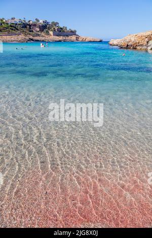 Spanien, Balearen, Mallorca, Gemeinde Manacor, Cales de Mallorca, Cala Murada, Farbkontraste im Sand am Meer Stockfoto