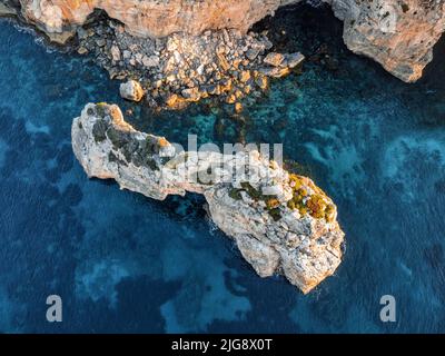 Spanien, Balearen, Mallorca, Santanyi. Es Pontas oder Mirador Es Pontas, ein natürlicher Felsbogen neben den Klippen an der Südostküste Stockfoto