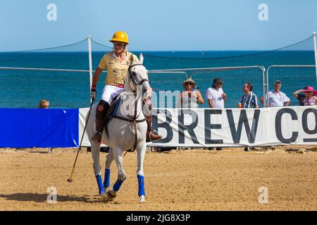 Sandbanks, Poole, Dorset, Großbritannien . 8.. Juli 2022. Die Sandpolo British Beach Polo Championships beginnen an einem heißen, sonnigen Tag am Strand von Sandbanks in Poole. Anlässlich des 15.-jährigen Bestehens die zweitägige Veranstaltung, die als größte Strandpoloveranstaltung der Welt stattfindet, findet am Freitag und Samstag statt, während Besucher sich am Strand die Action ansehen. Quelle: Carolyn Jenkins/Alamy Live News Stockfoto
