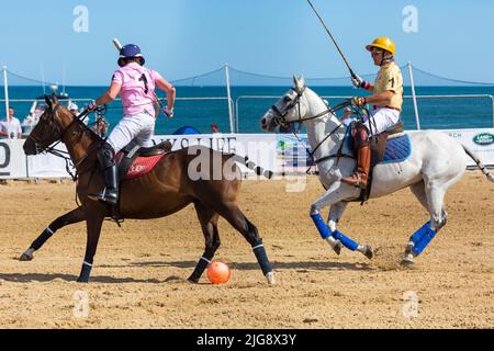 Sandbanks, Poole, Dorset, Großbritannien . 8.. Juli 2022. Die Sandpolo British Beach Polo Championships beginnen an einem heißen, sonnigen Tag am Strand von Sandbanks in Poole. Anlässlich des 15.-jährigen Bestehens die zweitägige Veranstaltung, die als größte Strandpoloveranstaltung der Welt stattfindet, findet am Freitag und Samstag statt, während Besucher sich am Strand die Action ansehen. Quelle: Carolyn Jenkins/Alamy Live News Stockfoto