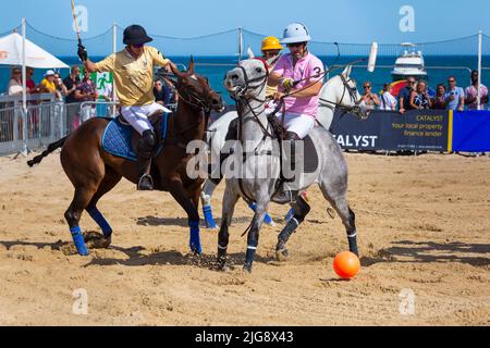 Sandbanks, Poole, Dorset, Großbritannien . 8.. Juli 2022. Die Sandpolo British Beach Polo Championships beginnen an einem heißen, sonnigen Tag am Strand von Sandbanks in Poole. Anlässlich des 15.-jährigen Bestehens die zweitägige Veranstaltung, die als größte Strandpoloveranstaltung der Welt stattfindet, findet am Freitag und Samstag statt, während Besucher sich am Strand die Action ansehen. Quelle: Carolyn Jenkins/Alamy Live News Stockfoto
