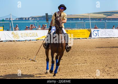 Sandbanks, Poole, Dorset, Großbritannien . 8.. Juli 2022. Die Sandpolo British Beach Polo Championships beginnen an einem heißen, sonnigen Tag am Strand von Sandbanks in Poole. Anlässlich des 15.-jährigen Bestehens die zweitägige Veranstaltung, die als größte Strandpoloveranstaltung der Welt stattfindet, findet am Freitag und Samstag statt, während Besucher sich am Strand die Action ansehen. Quelle: Carolyn Jenkins/Alamy Live News Stockfoto