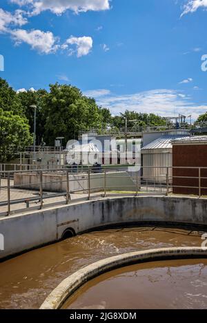 Kläranlage Voerde, Abwasserbehandlung in der modernisierten Klaeranlage, Voerde, Niederrhein, Nordrhein-Westfalen, Deutschland Stockfoto